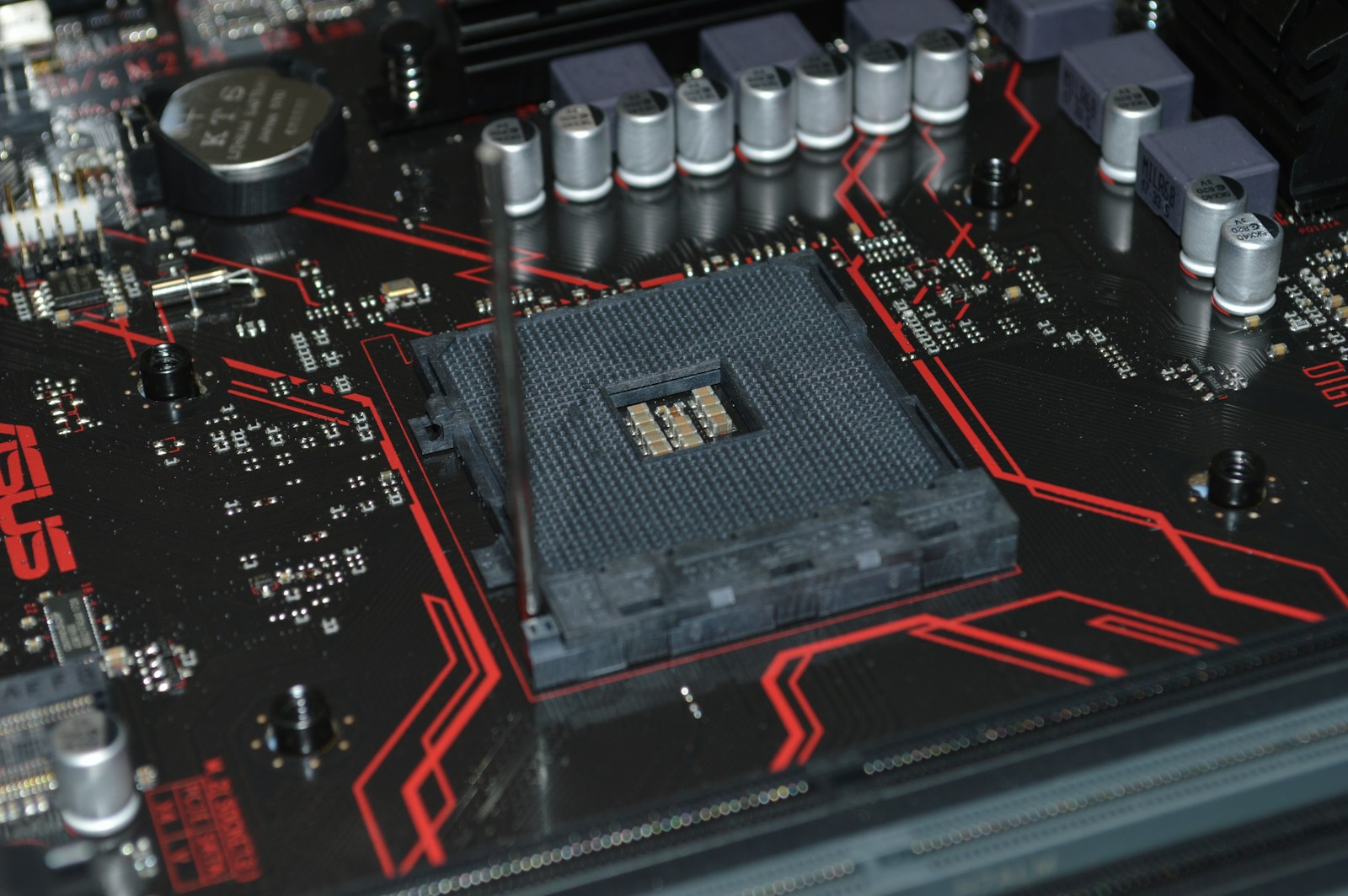 red and black computer motherboard, komponen komputer